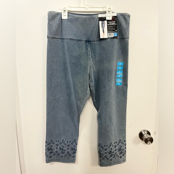 Khakis & Co Pants - Khakis & Co brand tummy control capri leggings in light wash denim, size XL, new